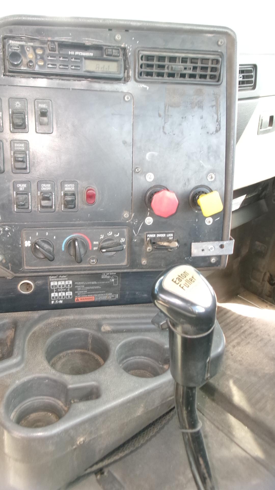 2001 IHC 9100 DAY CAB SEMI, Detroit 60 series, 9 spd., adj. plate, pintle hitch, spr. susp., +