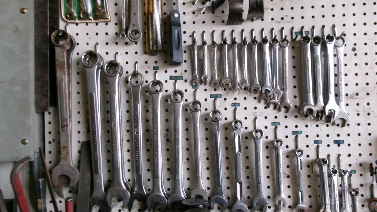 PEP BOARD & CONTENTS: 3/8"-1 1/4" COMB. WRENCHES, SCREW DRIVERS,7-19mm COMB. WRENCH SET, +