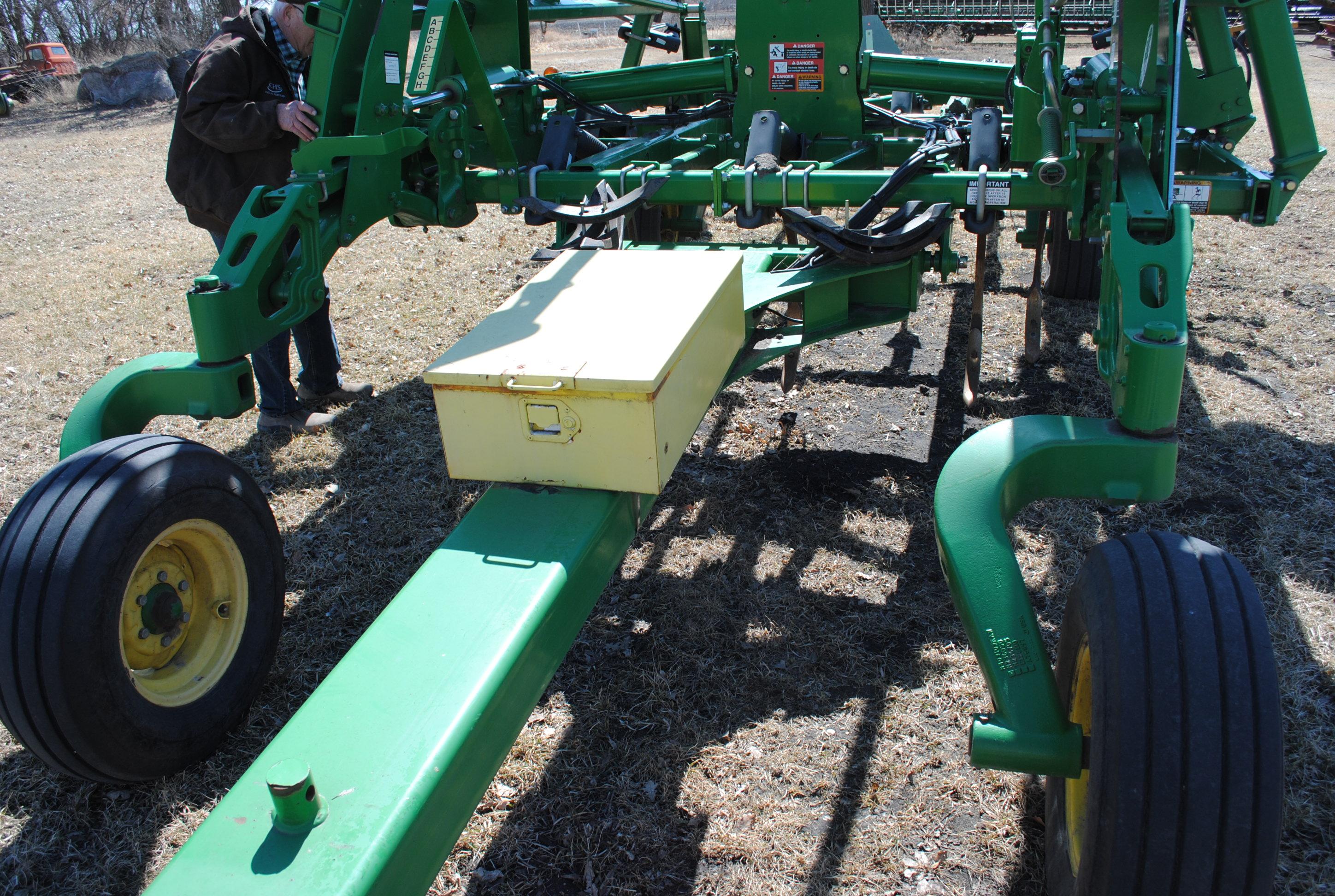 2018 28'  JOHN DEERE 2410 CHISEL PLOW w / SUMMERS  3 BAR HARROW, floating hitch, +