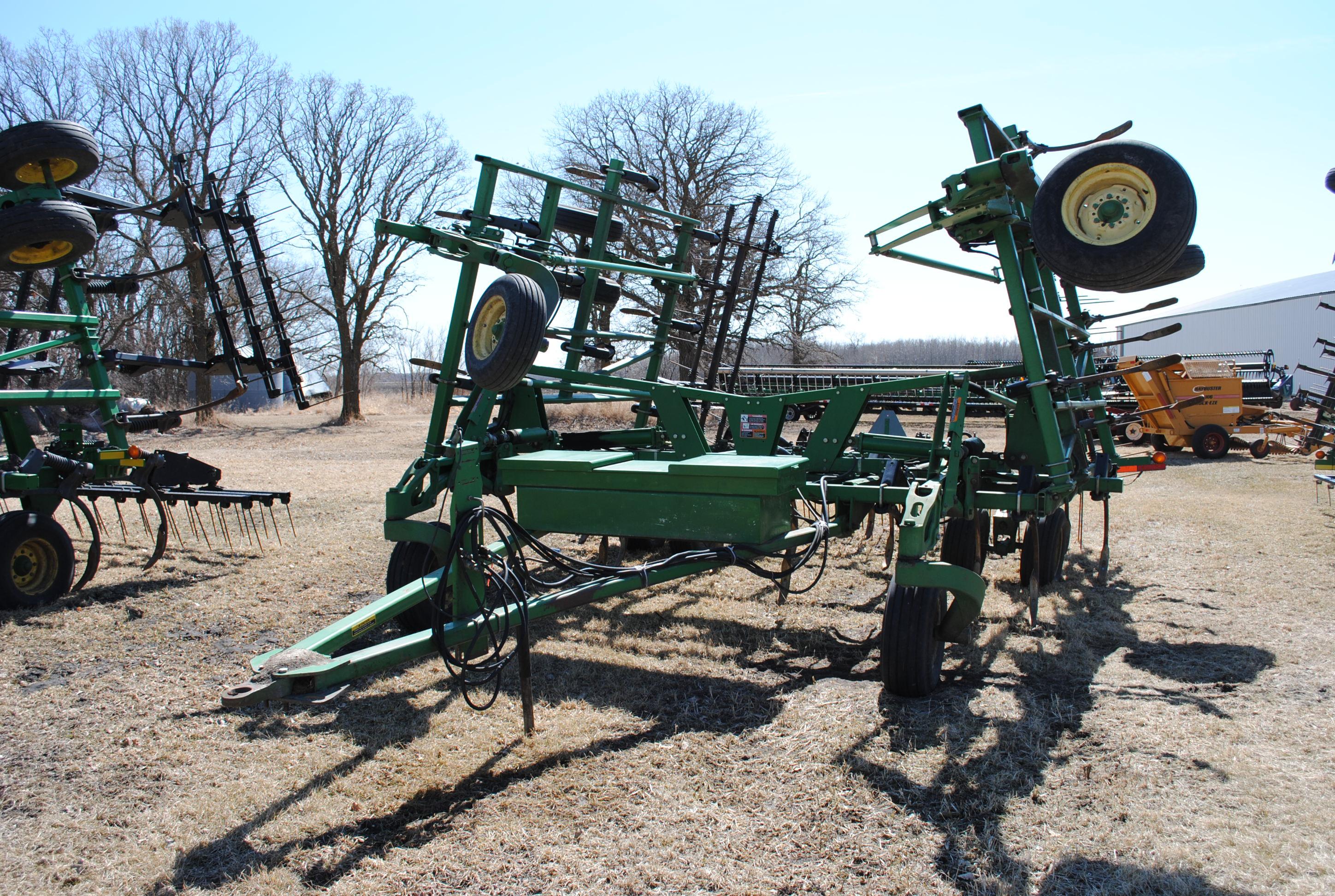 2018 28'  JOHN DEERE 2410 CHISEL PLOW w / SUMMERS  3 BAR HARROW, floating hitch, +