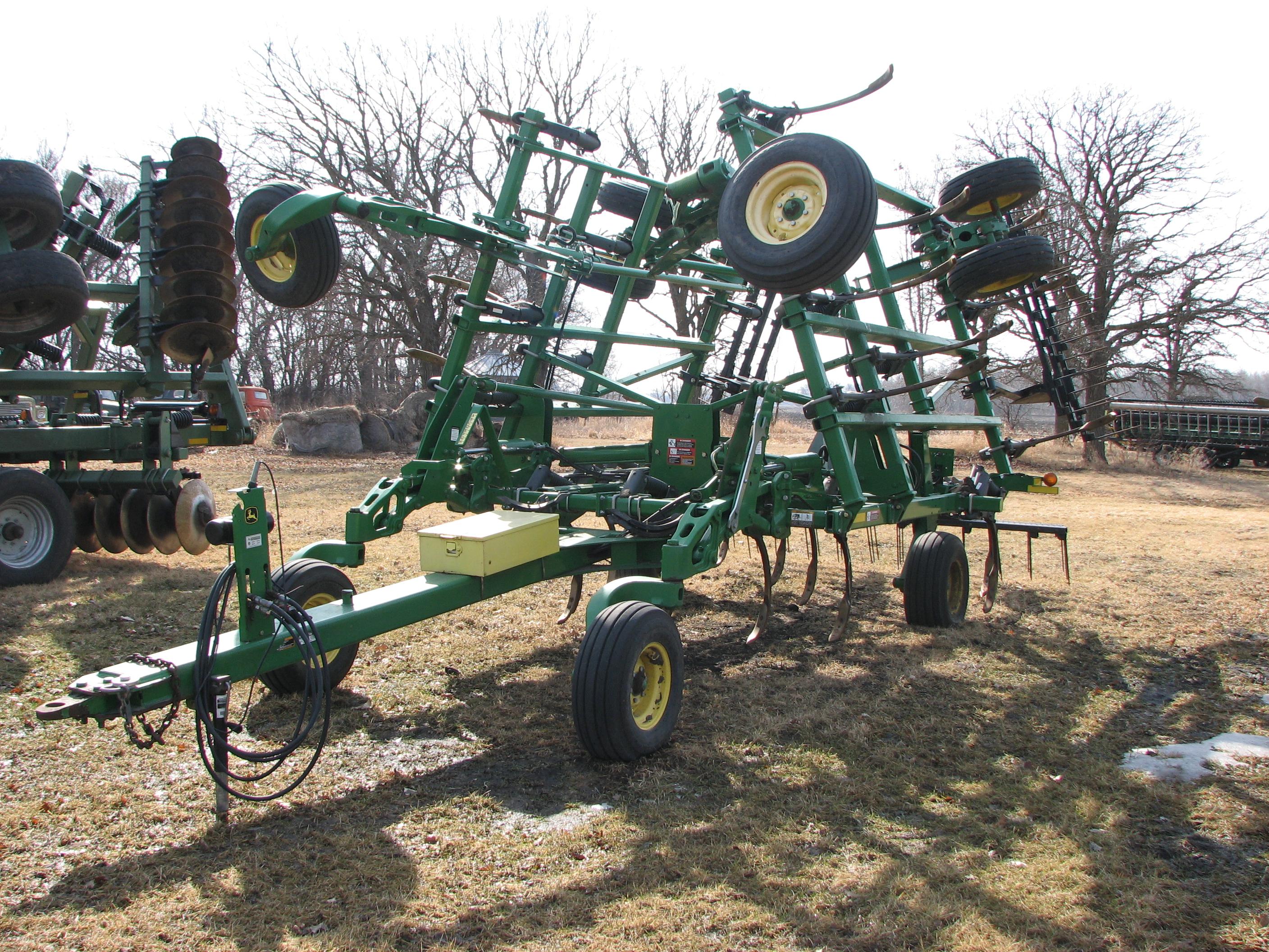 2018 28'  JOHN DEERE 2410 CHISEL PLOW w / SUMMERS  3 BAR HARROW, floating hitch, +