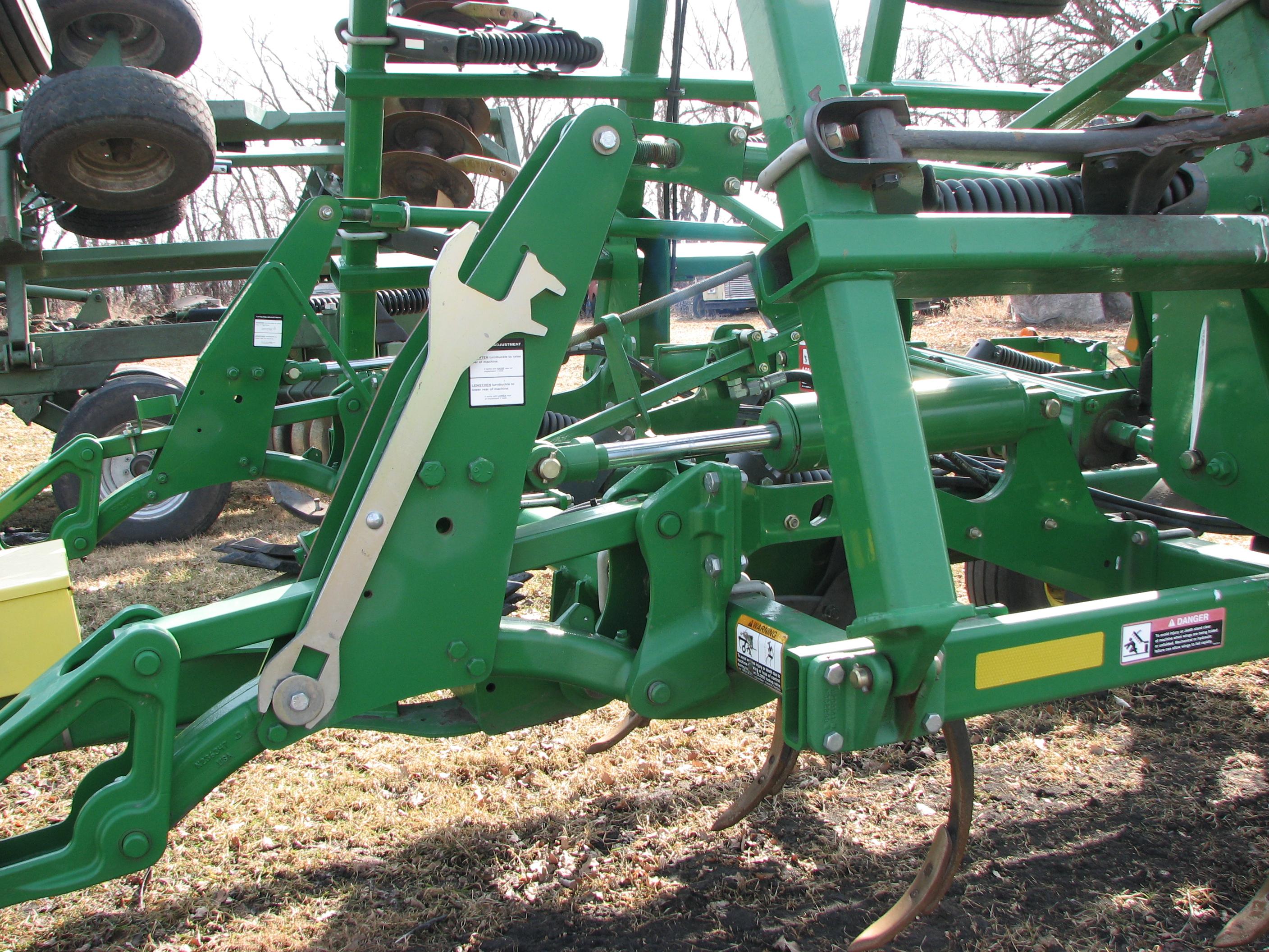 2018 28'  JOHN DEERE 2410 CHISEL PLOW w / SUMMERS  3 BAR HARROW, floating hitch, +
