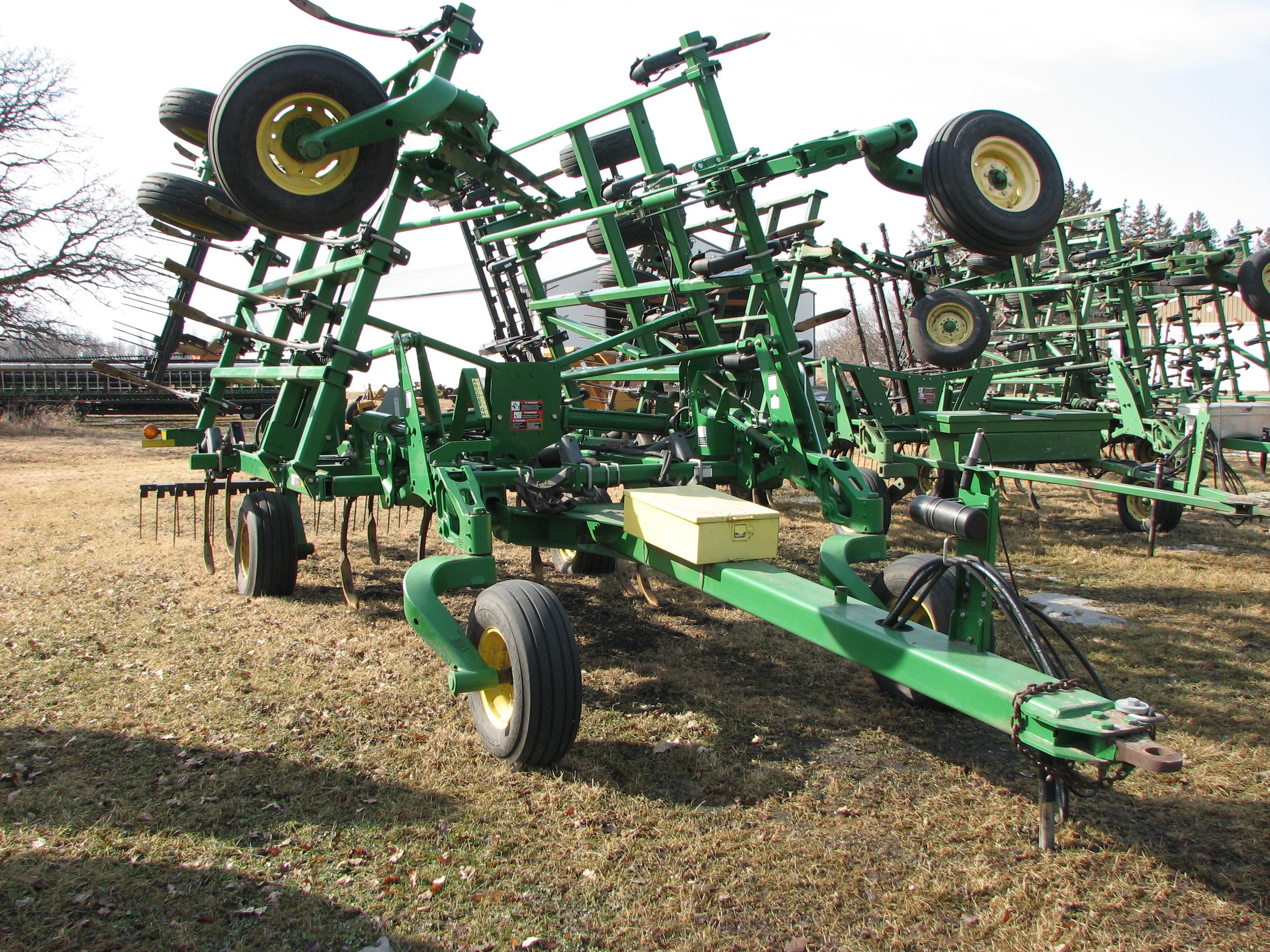 2018 28'  JOHN DEERE 2410 CHISEL PLOW w / SUMMERS  3 BAR HARROW, floating hitch, +