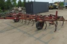 18 1/2' IHC VIBRA SHANK  FIELD CULT. w / 3 BAR HARROW