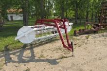 IHC SIDE DELIVERY HAY RAKE