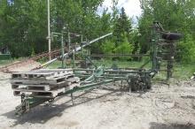 24' JOHN DEERE 1000 FIELD CULTIVATOR  w / 3 BAR HARROW, wing singles