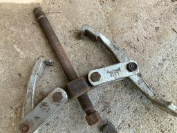 Gear Pullers, 1 Blackhawk