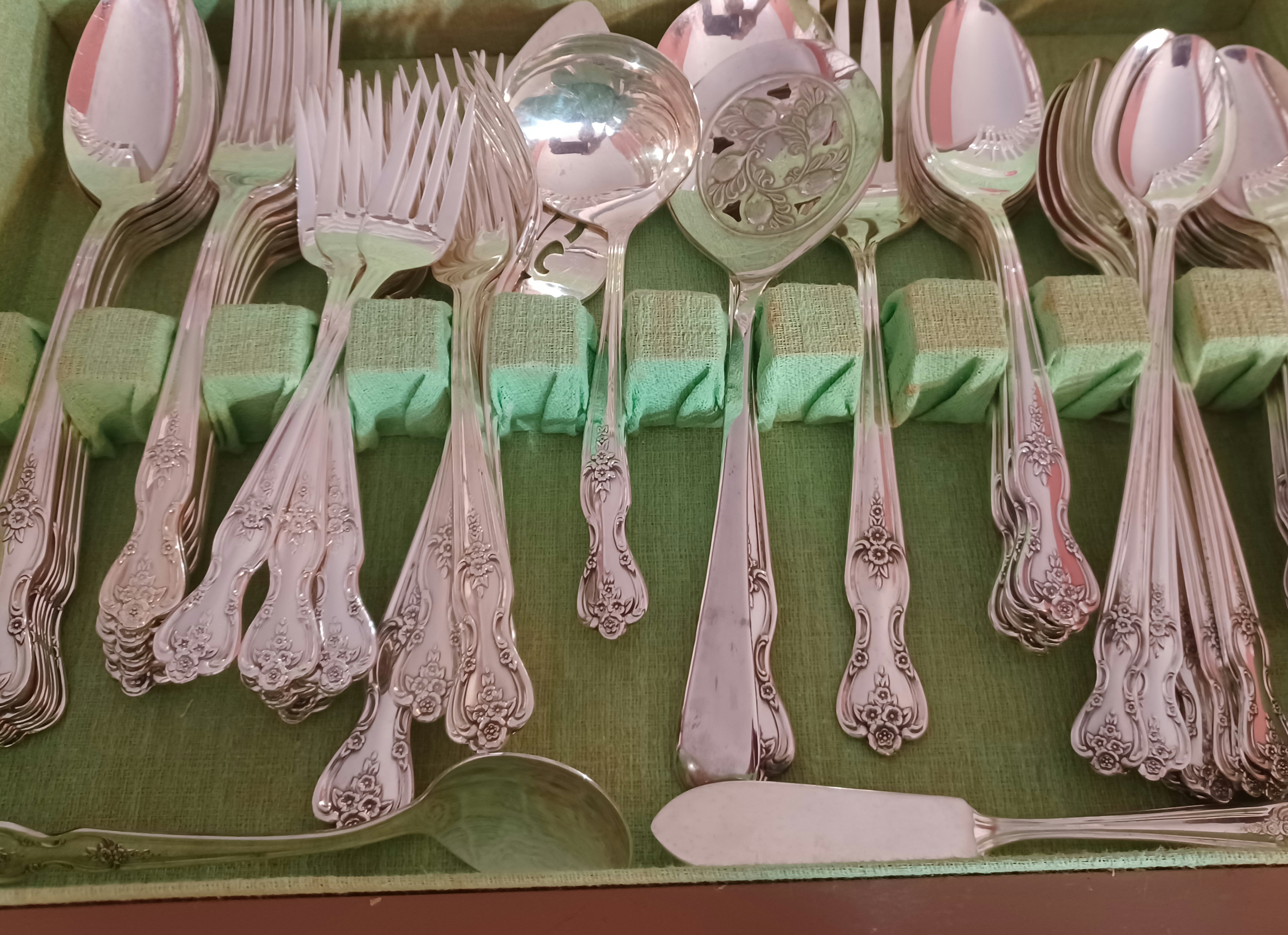 Roger Bros. in Case 1847 American Finest Silverplate Flatware