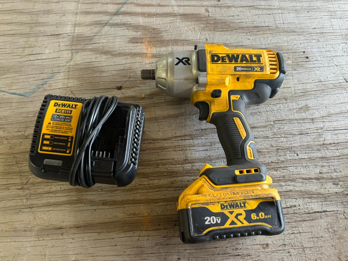 DeWalt 20V 1/2" Drive Impact w/1 Battery Charger