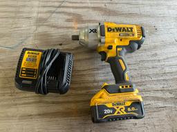 DeWalt 20V 1/2" Drive Impact w/1 Battery Charger