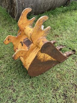 JD 27C mini excavator bucket, 16" w/ teeth