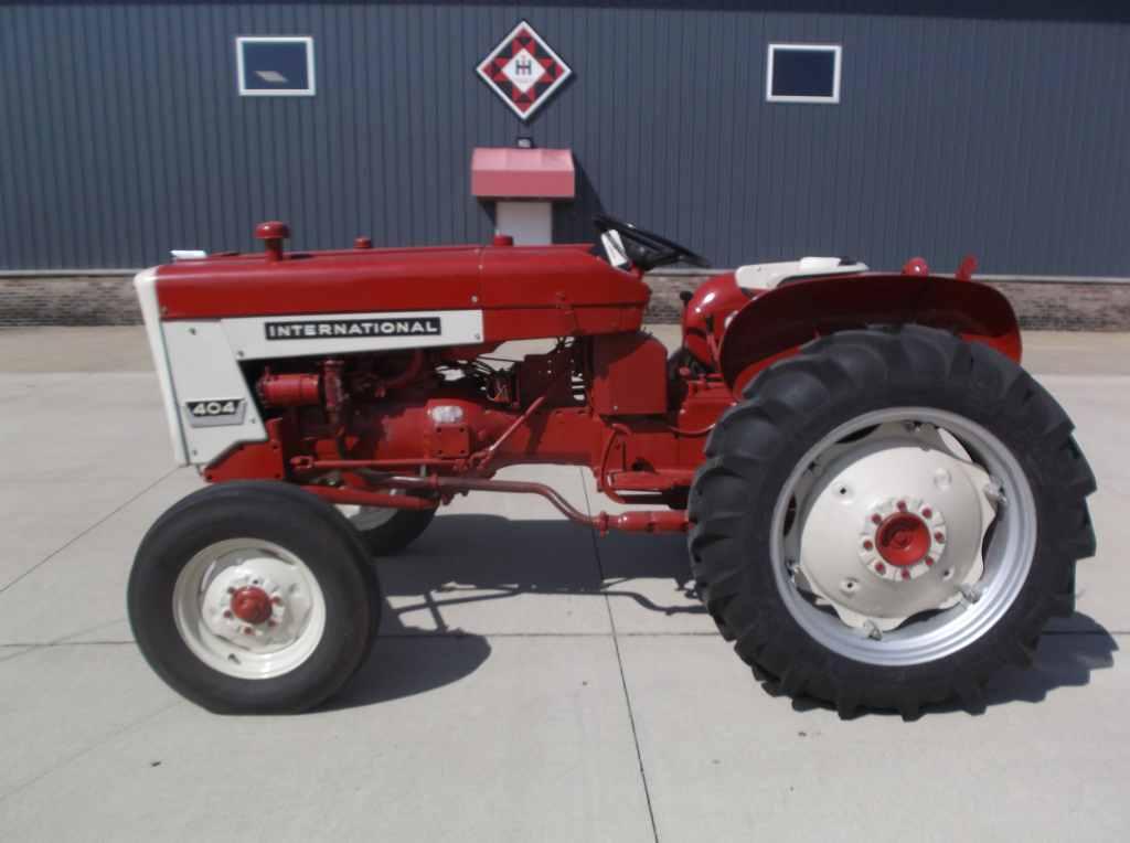 International 404 Utility Tractor