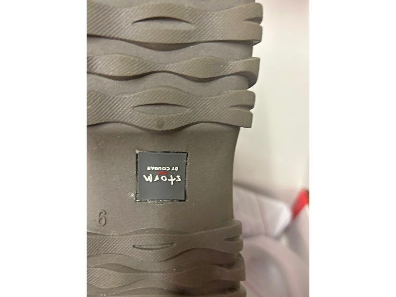 New Storm Size 8 Boots