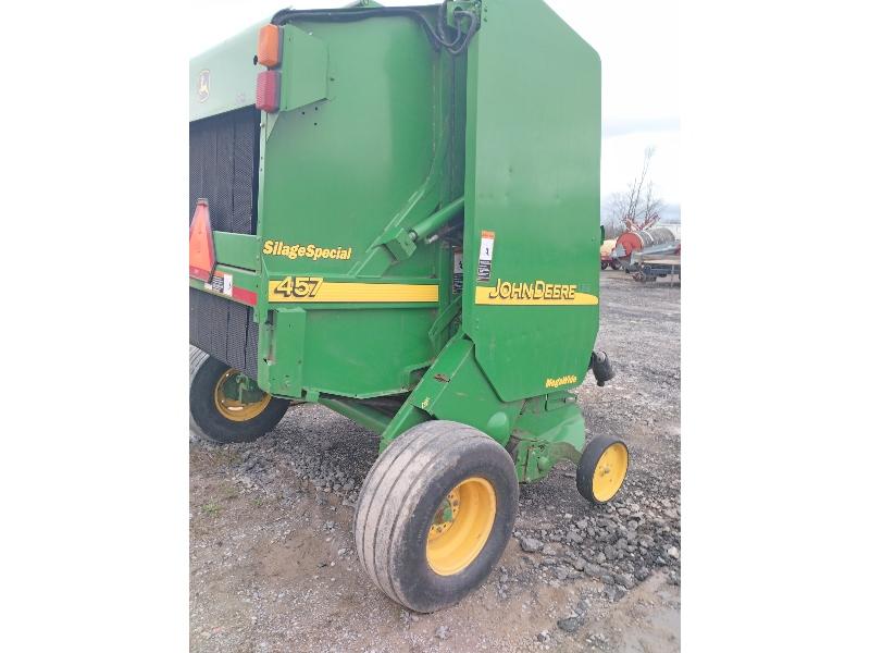 John Deere 457 Round Baler