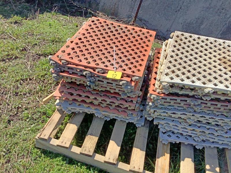 Approximately 35 Interlocking Parlour Mats