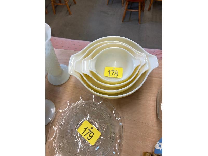 Set of 4 Pyrex Bowls