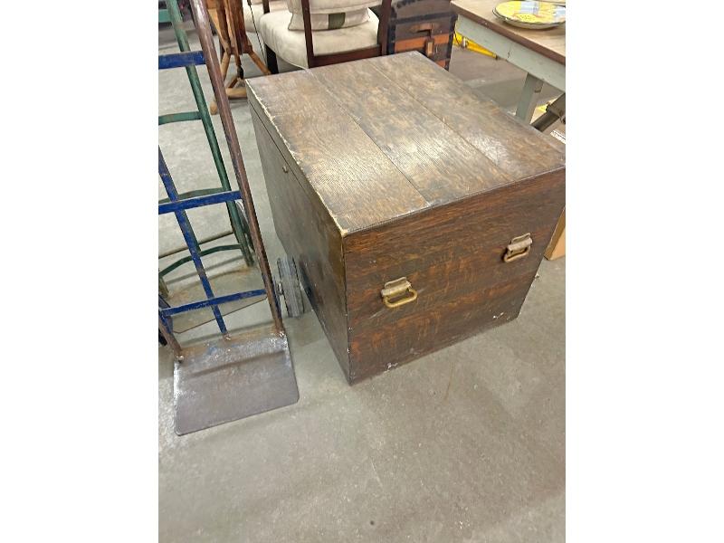 English Moving Chest
