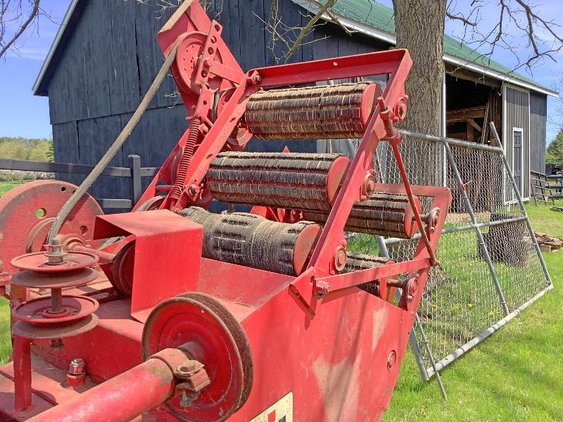 International 440 Square Baler with #10 Bale Thrower - Always Stored Inside