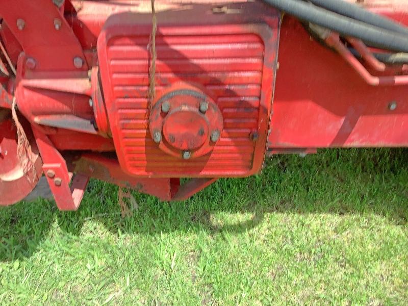 International 440 Square Baler with #10 Bale Thrower - Always Stored Inside