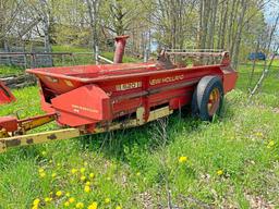 520 New Holland Manure Spreader - 2 Rear Beaters, Poly Floor