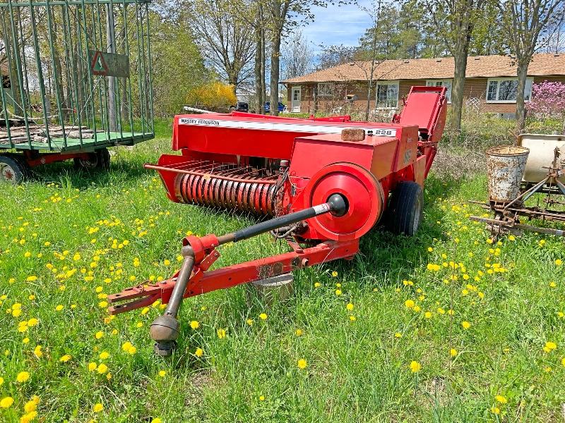 228 Massey Ferguson Square Baler with 212 Belt Thrower