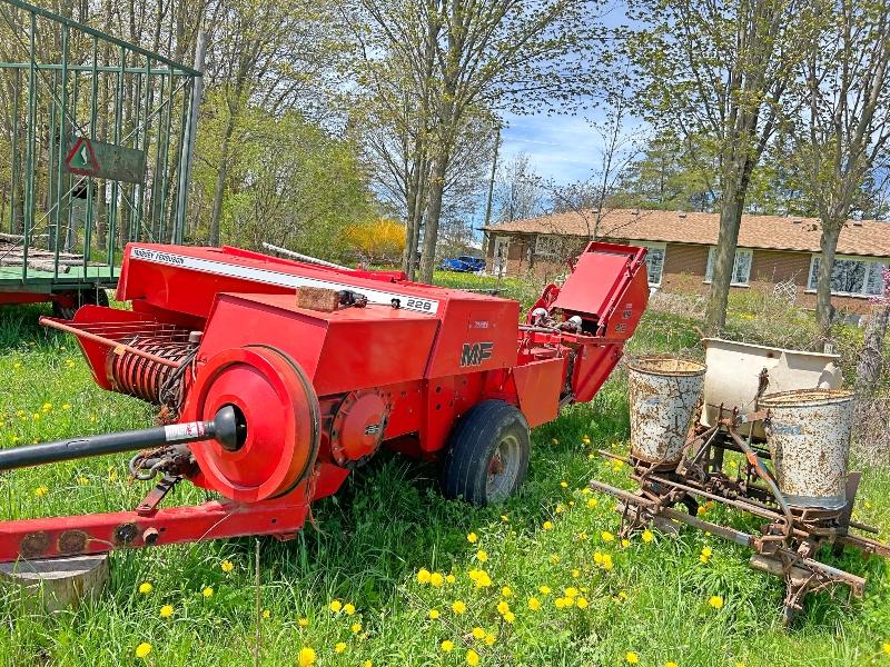 228 Massey Ferguson Square Baler with 212 Belt Thrower