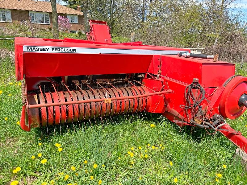 228 Massey Ferguson Square Baler with 212 Belt Thrower