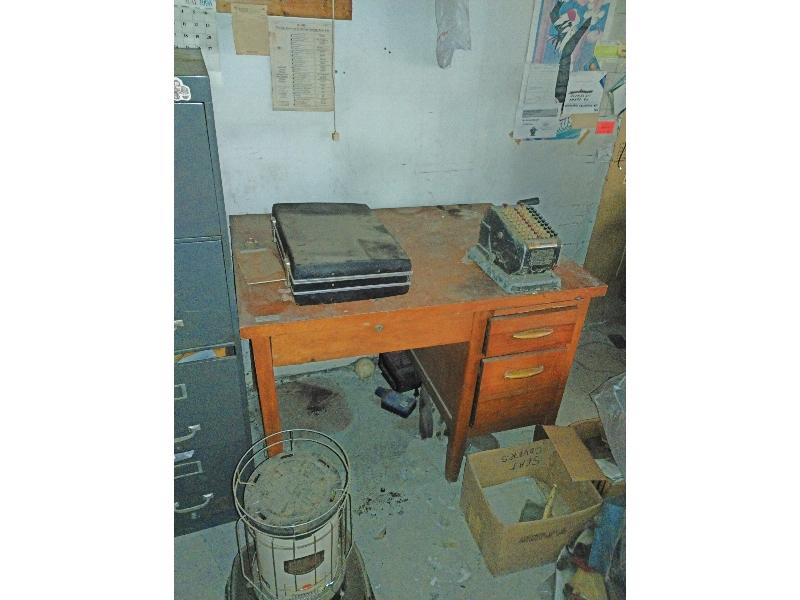 Filing Cabinets & Desk