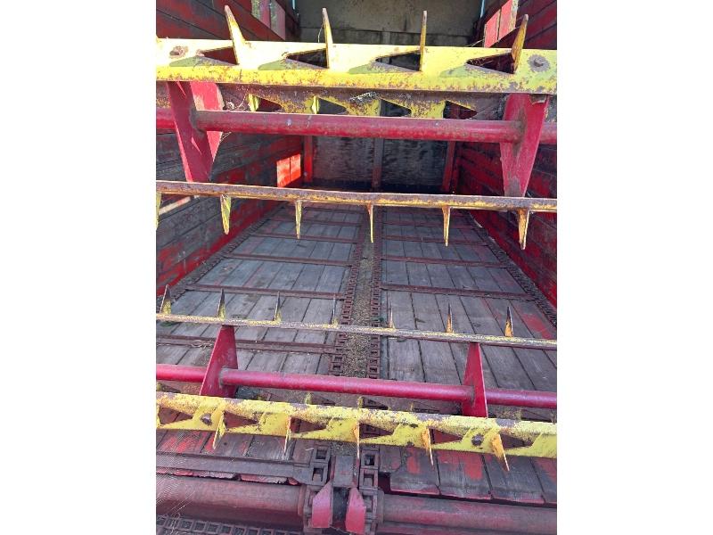 New Holland 8 Crop Carrier Forage Wagon