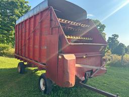 New Holland 8 Crop Carrier Forage Wagon