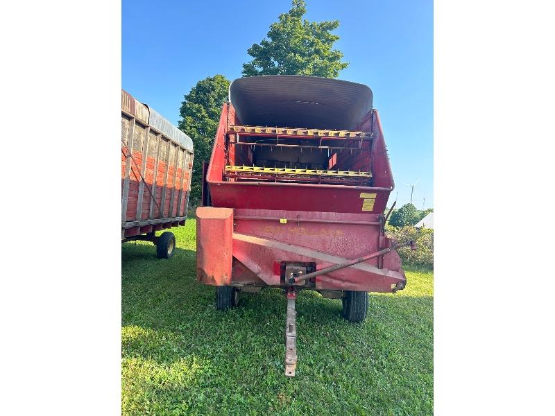 New Holland 8 Crop Carrier Forage Wagon