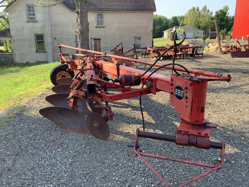 Massey Ferguson 880 4 Furrow Hydraulic Reset Plow
