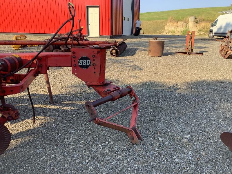 Massey Ferguson 880 4 Furrow Hydraulic Reset Plow