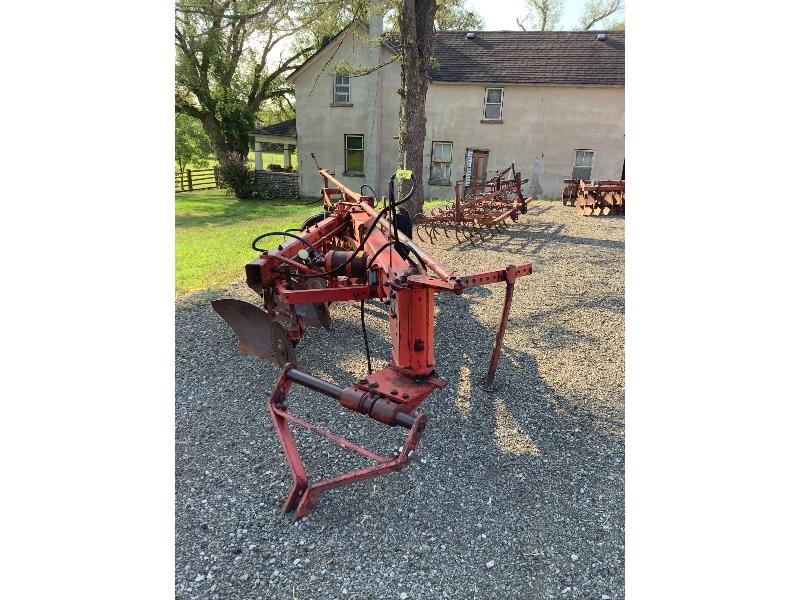 Massey Ferguson 880 4 Furrow Hydraulic Reset Plow