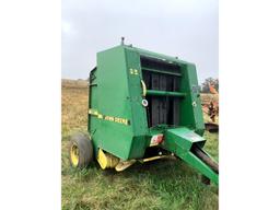 John Deere 335 Round Baler