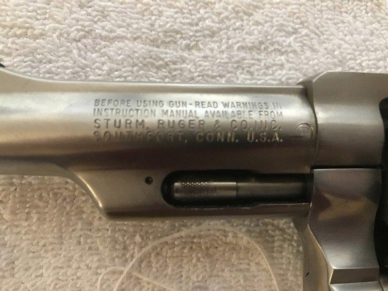 STURM & RUGER SECURITY SIX .357 MAGNUM 4'' BARREL - SERIAL No. 153-62586 - WOOD GRIP