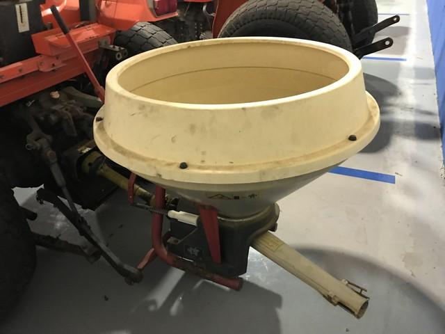 KUBOTA M4700 M470-21369 TRACTOR WITH ATTACHMENT - 4879.4 HOURS