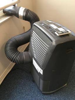 Delonghi room air conditioner with remote, works great, 120 volt