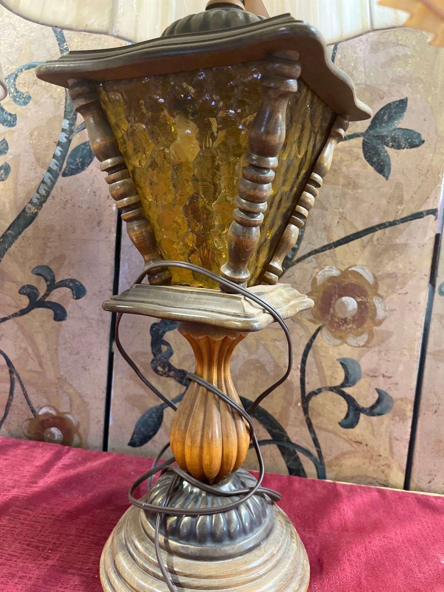 Vintage table lamps, all turn on. 3 pieces