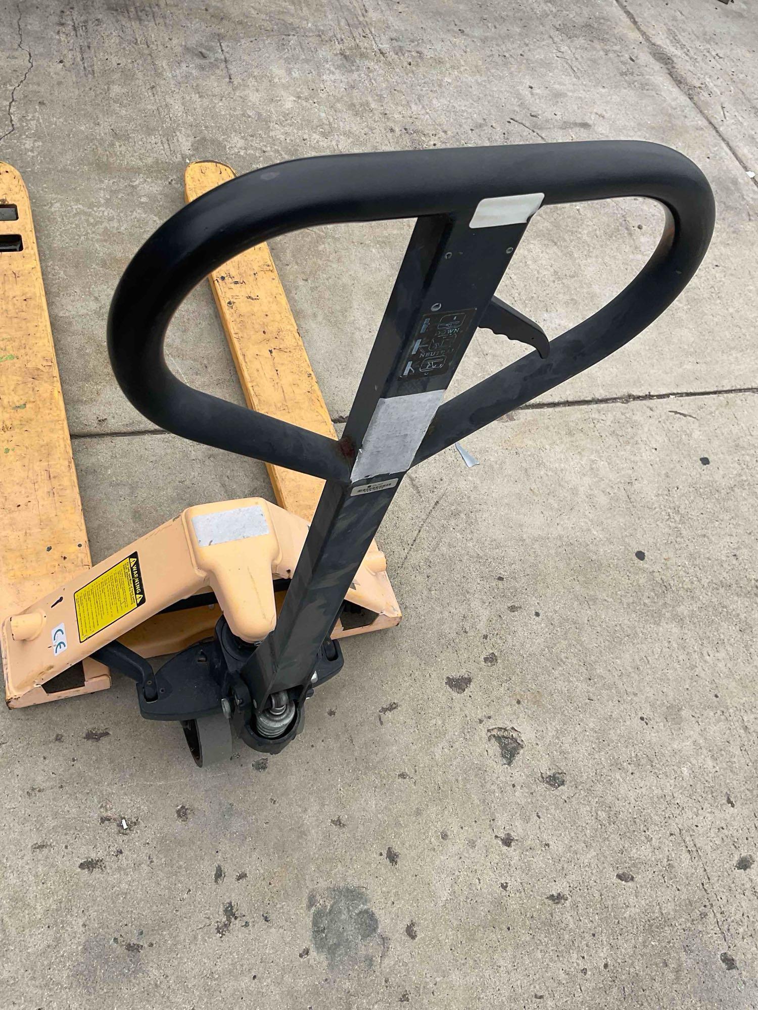 Pallet truck ,H-1043, 5500lb capacity, works