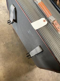 Luggage. Zipper in large lugged is broken. 2 pieces