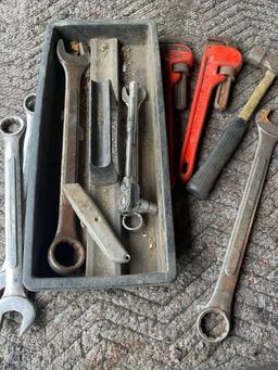 Plastic tray and assorted tools. 11 pieces