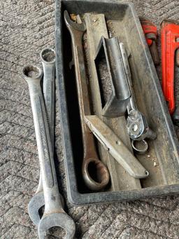 Plastic tray and assorted tools. 11 pieces