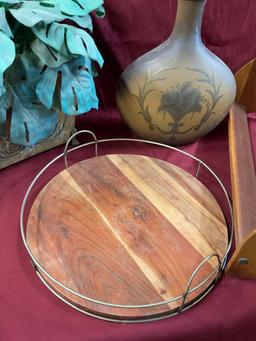 Bookshelf, decorative items. 4 pieces