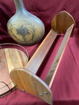 Bookshelf, decorative items. 4 pieces