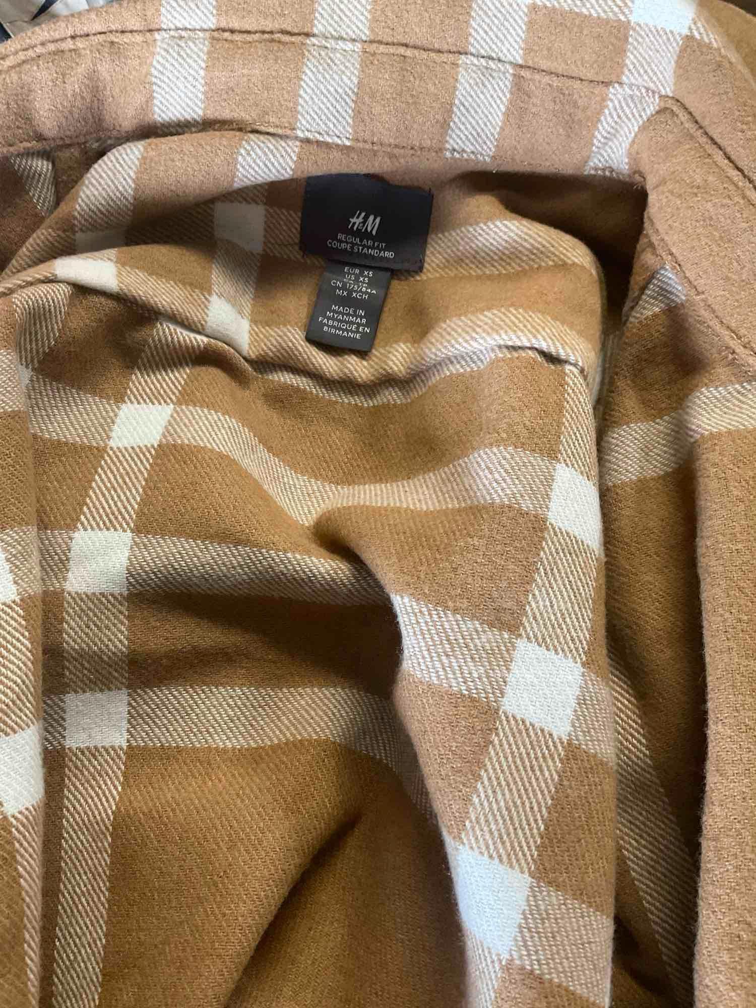 Assorted jackets.Tmberland, Tommy Hilfiger, Fried Denim,etc. see pics for some sizes. 12 pieces