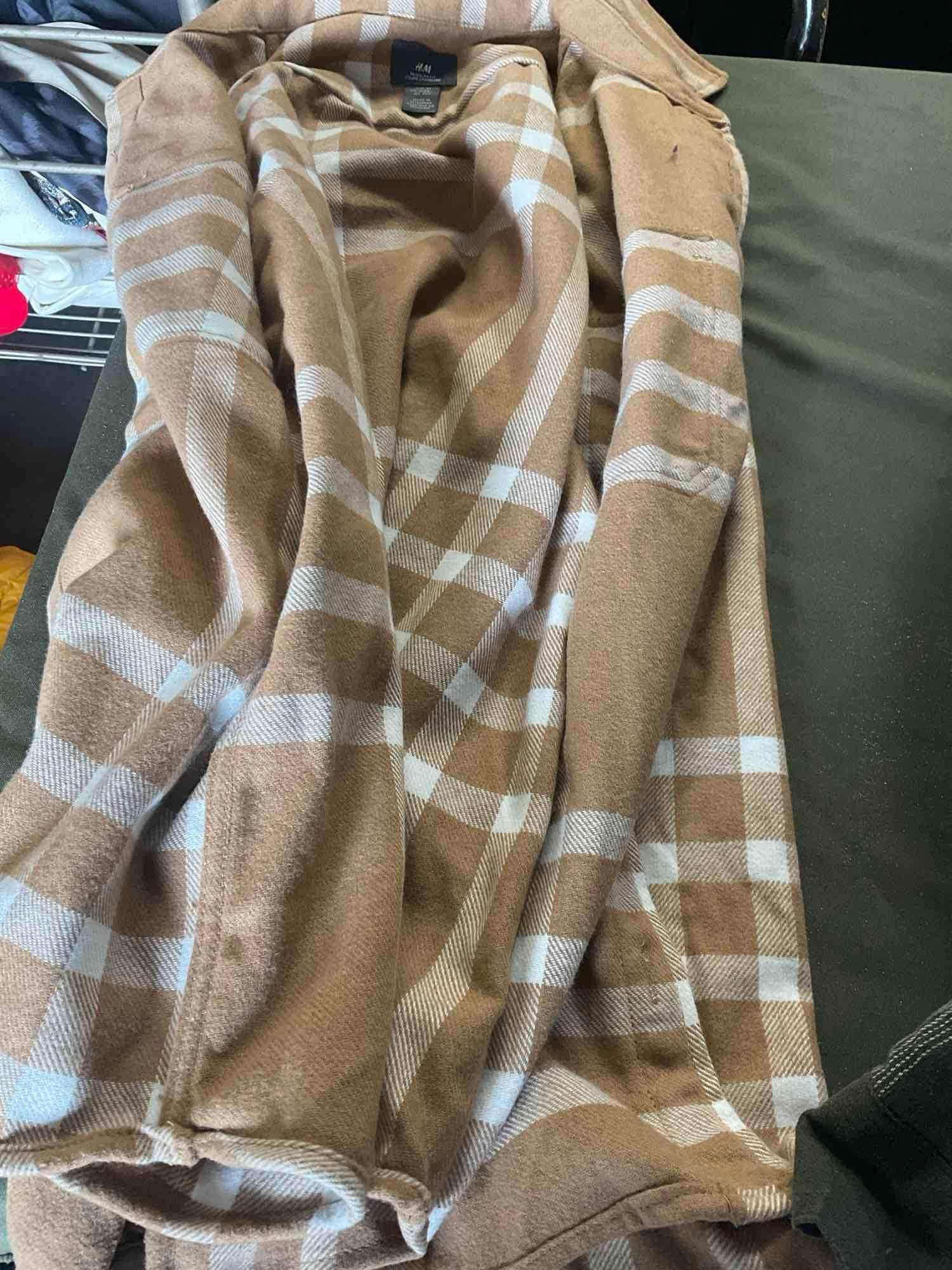 Assorted jackets.Tmberland, Tommy Hilfiger, Fried Denim,etc. see pics for some sizes. 12 pieces