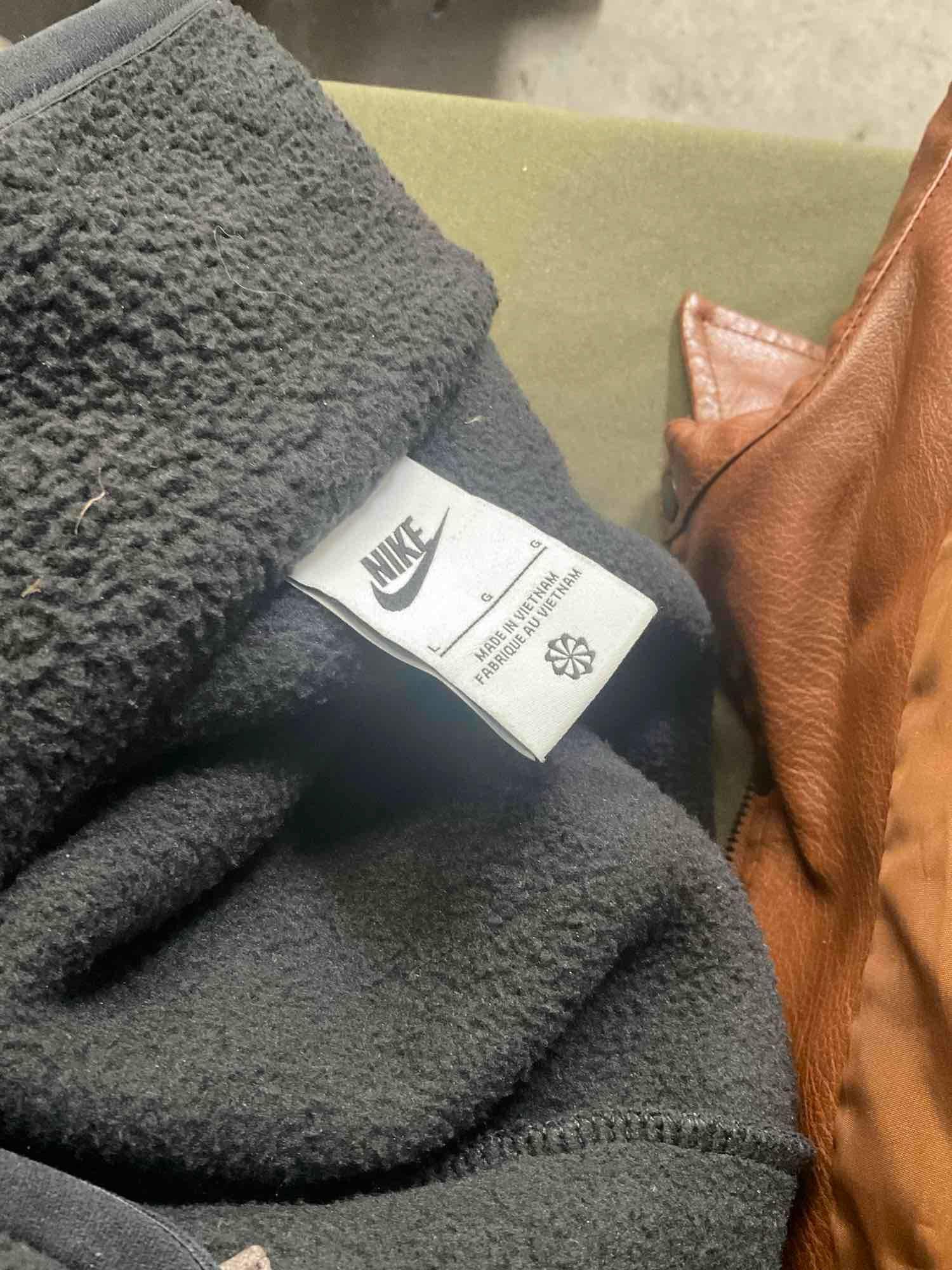 Assorted jackets.Tmberland, Tommy Hilfiger, Fried Denim,etc. see pics for some sizes. 12 pieces