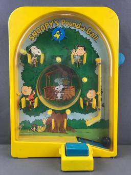 Vintage CBS Toys Snoopy Pound-a-Ball game