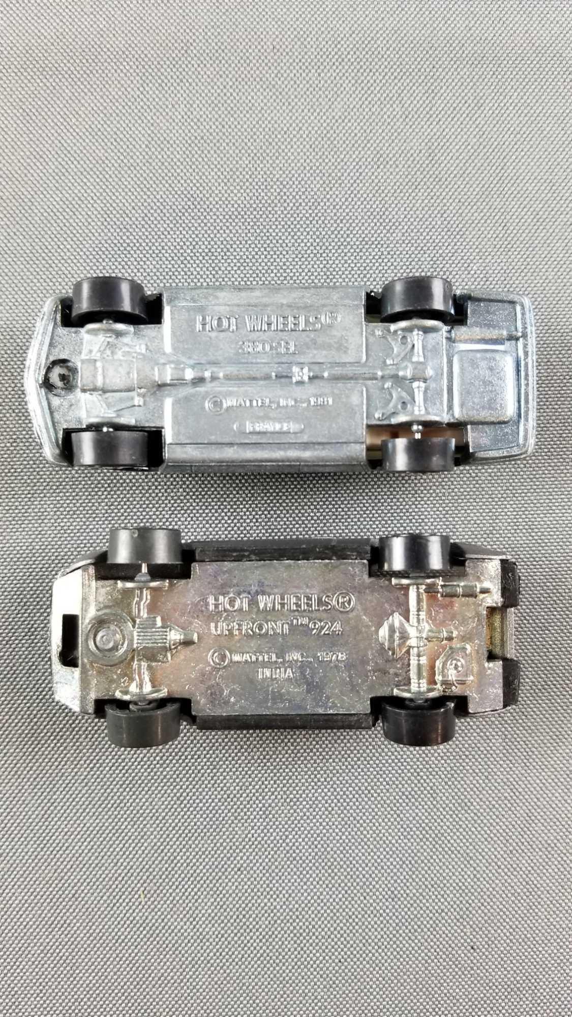 Group of 2 Hot Wheels die cast vehicles